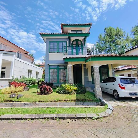 Villa Semesta Cikundul Экстерьер фото