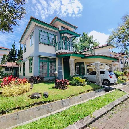 Villa Semesta Cikundul Экстерьер фото